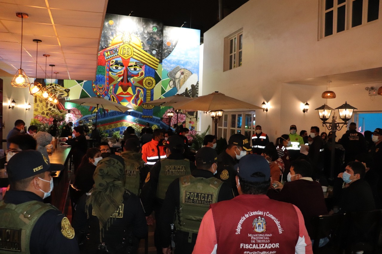 Clausuran a cuatro locales por inseguros y sancionan a 50 personas por infringir toque de queda