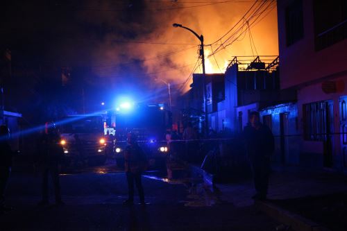  Víctor Larco: dantesco incendio redujo a cenizas almacén de parqué