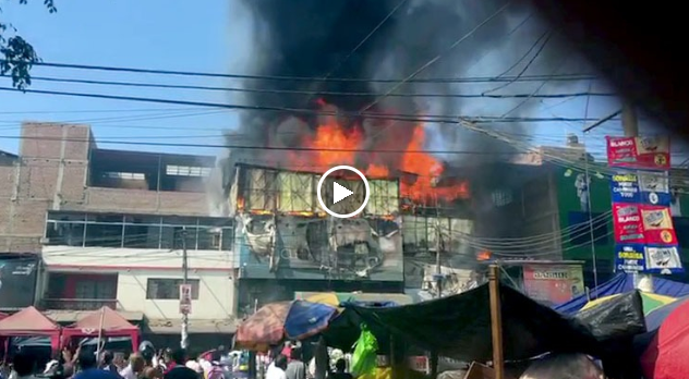 Trujillo: incendio de enormes proporciones consume tiendas en “Tacorita” (Video)
