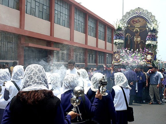 Señor de los Milagros visita institución educativa Santa Rosa