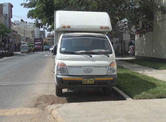 Abandonan camión con mercadería robada en Laredo