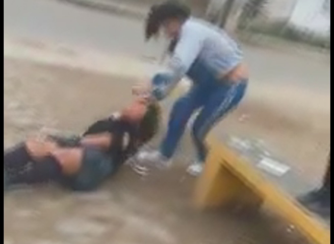 Escolares protagonizar pelea fuera de colegio en El Milagro