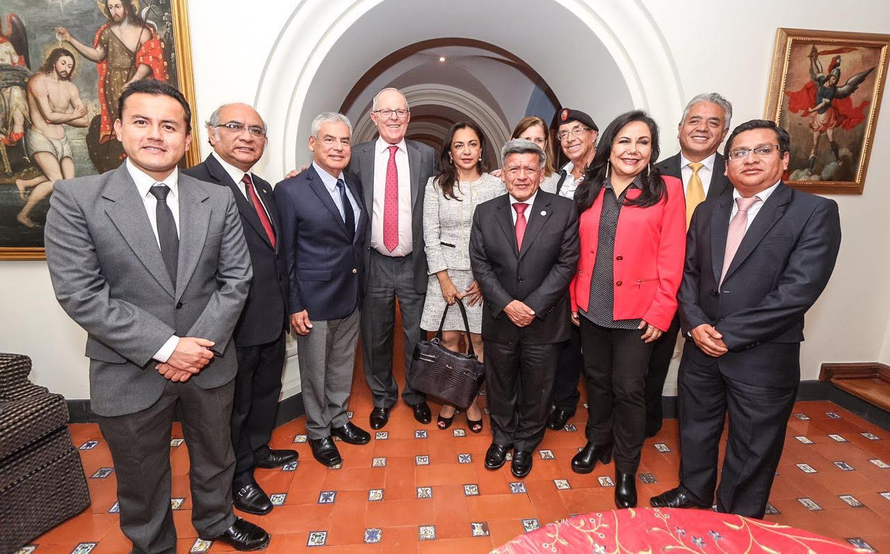 Acuña y congresistas electos por Alianza para el Progreso se reunieron con Kuczynski