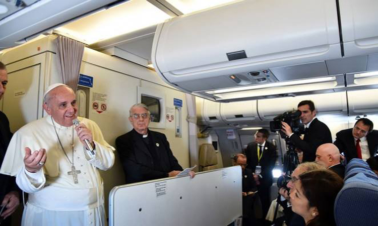 Francisco afirma que para ser buen católico no hay que tener hijos “como conejos”