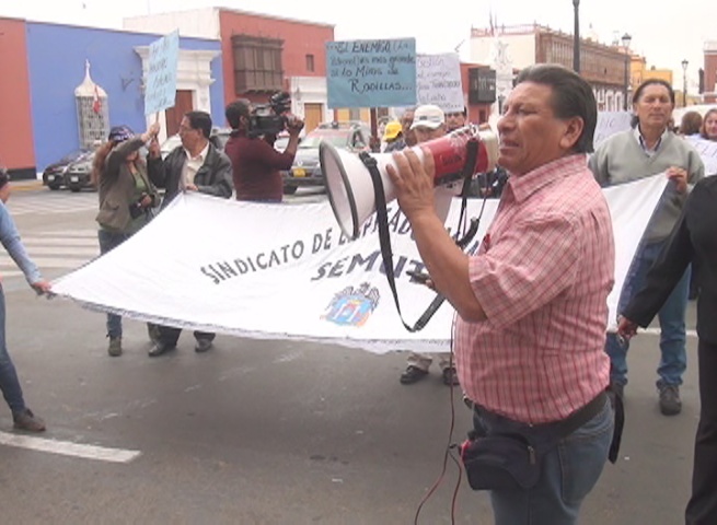 Trabajadores municipales de Trujillo acatan su séptimo plantón frente a comuna