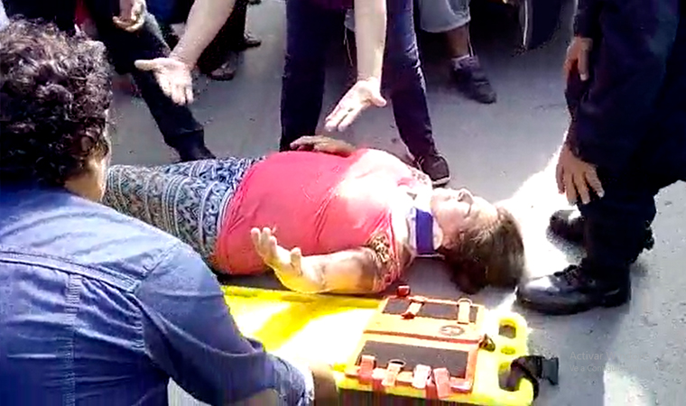 Combi arrastra cuatro metros a señora y la deja grave en Moche