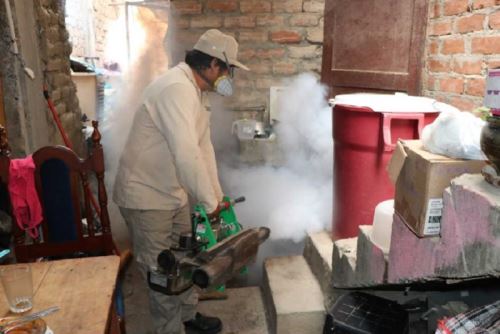 Brigadas de Salud fumigan 700 casas en Paiján para controlar vector del dengue