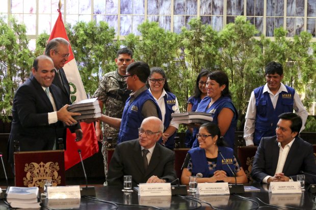 Firmas a favor de la reforma fueron entregadas en Palacio de Gobierno por coordinadores regionales de Transparencia