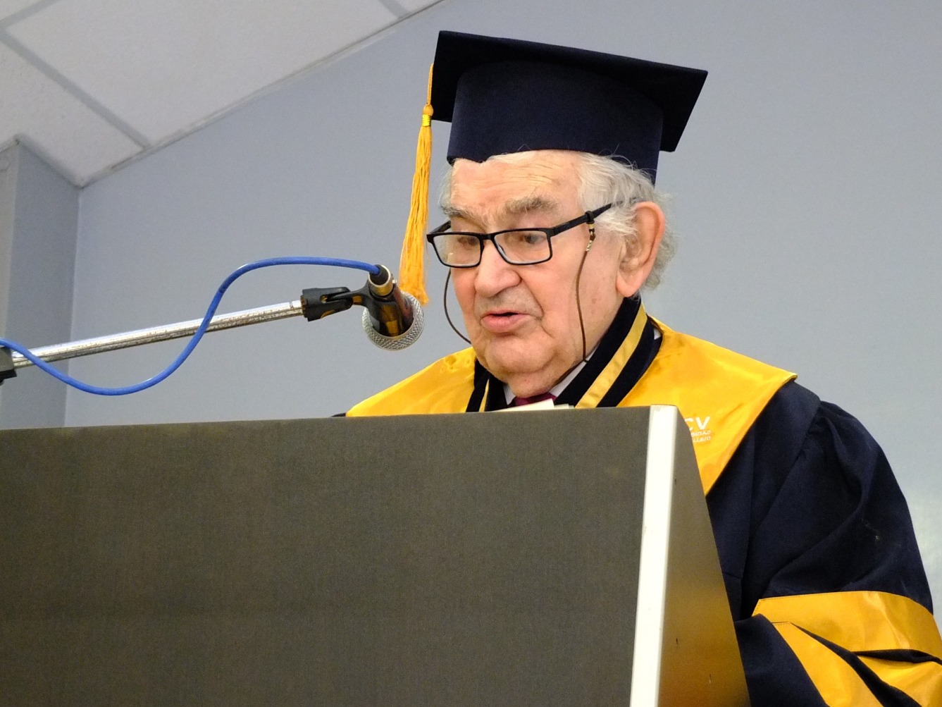 Trujillo: poeta español ganador de “Premio Cervantes” es galardonado por universidad local