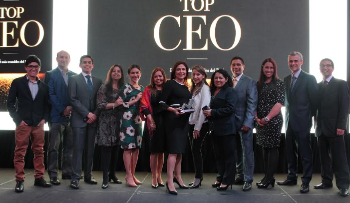 Gerente general de pesquera Austral Group recibe premio entregado por revista Semana Económica