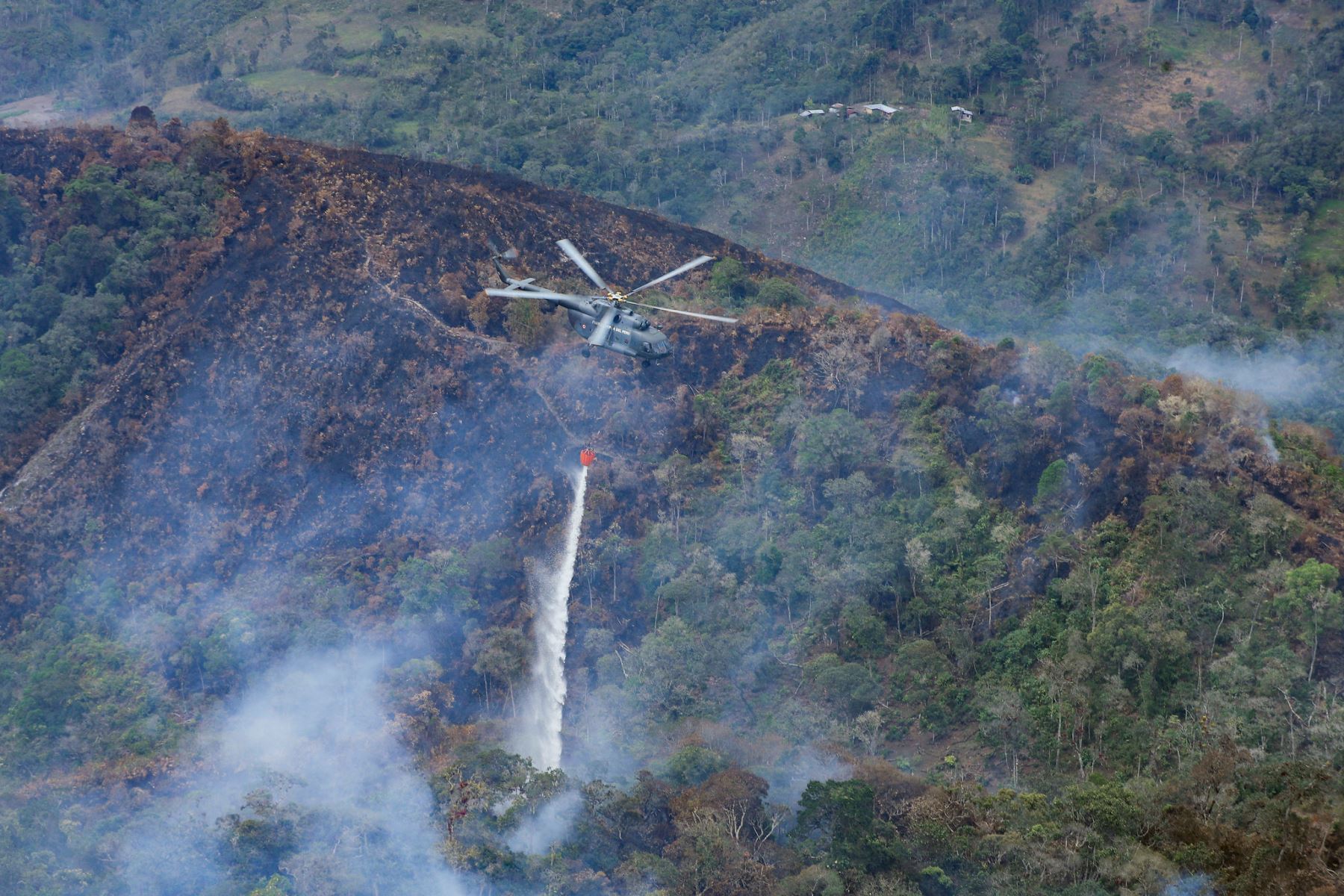 Gobierno despliega acciones por aire y tierra frente a incendios forestales
