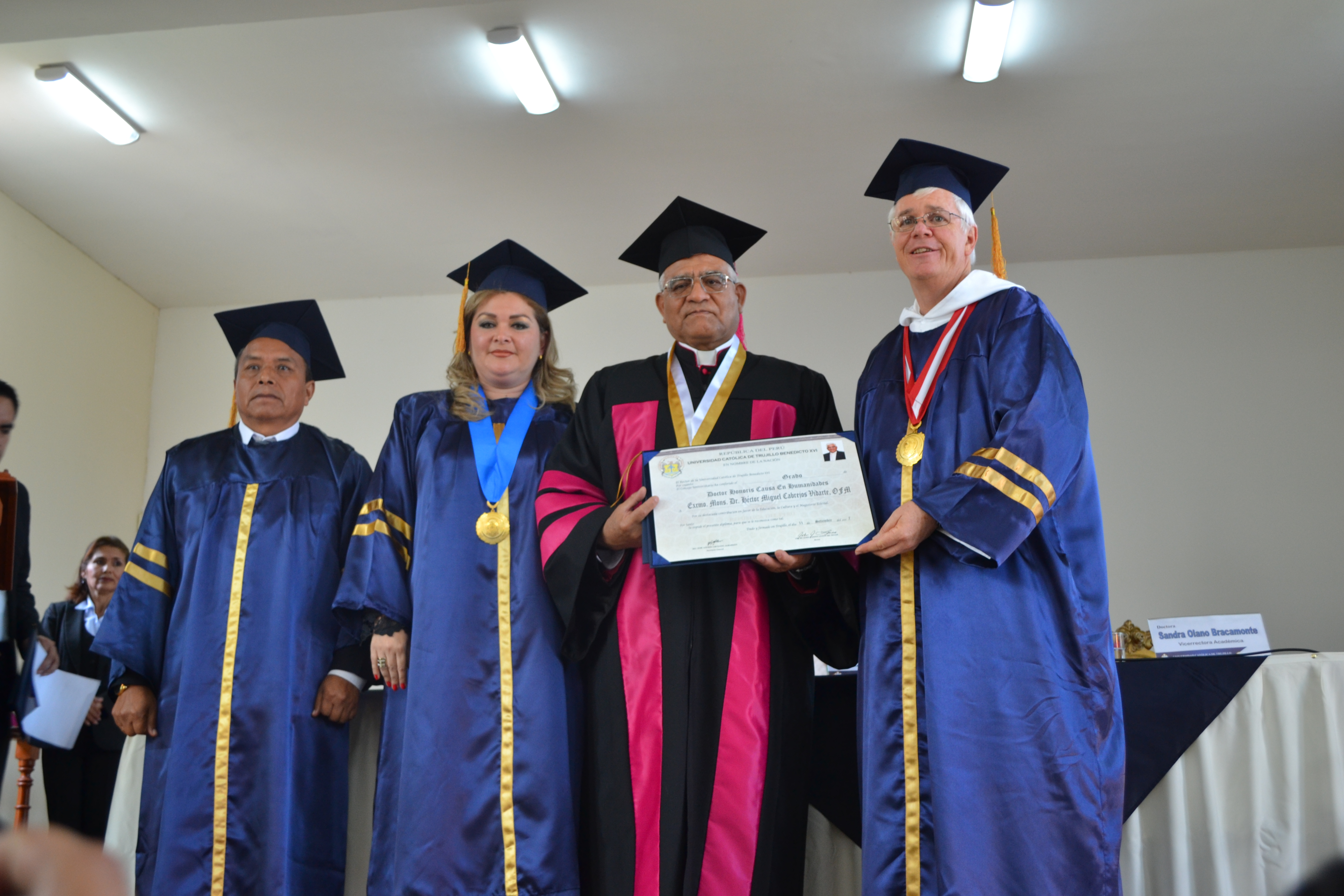 Arzobispo de Trujillo condecorado con grado Doctor Honoris Causa de la Universidad Católica de Trujillo