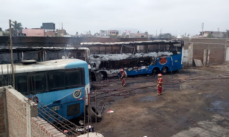 Soldador sufre graves quemaduras en incendio de tres buses en av. La Marina