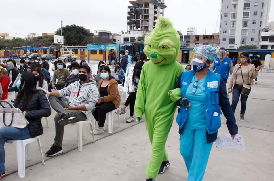 Largas filas se registraron durante la vacunación de mayores de 18 en La Libertad