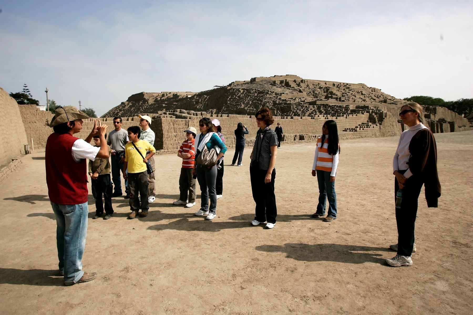 Atención viajeros, sepa cómo identificar a un guía oficial de turismo