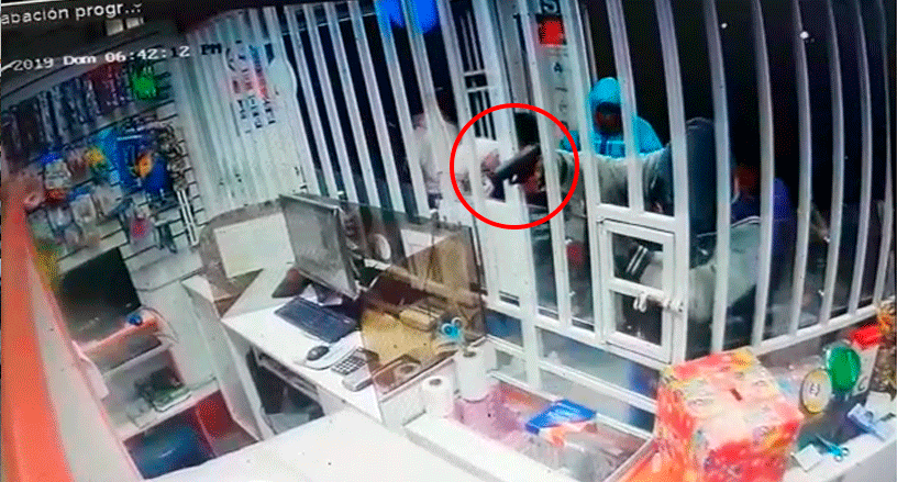 Florencia de Mora: hampones tratan de asaltar farmacia, pero rejas del local no les permitieron