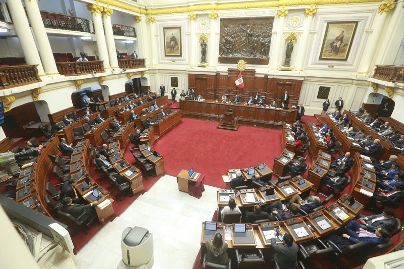 Un 74% de peruanos rechaza postulación de excongresistas disueltos