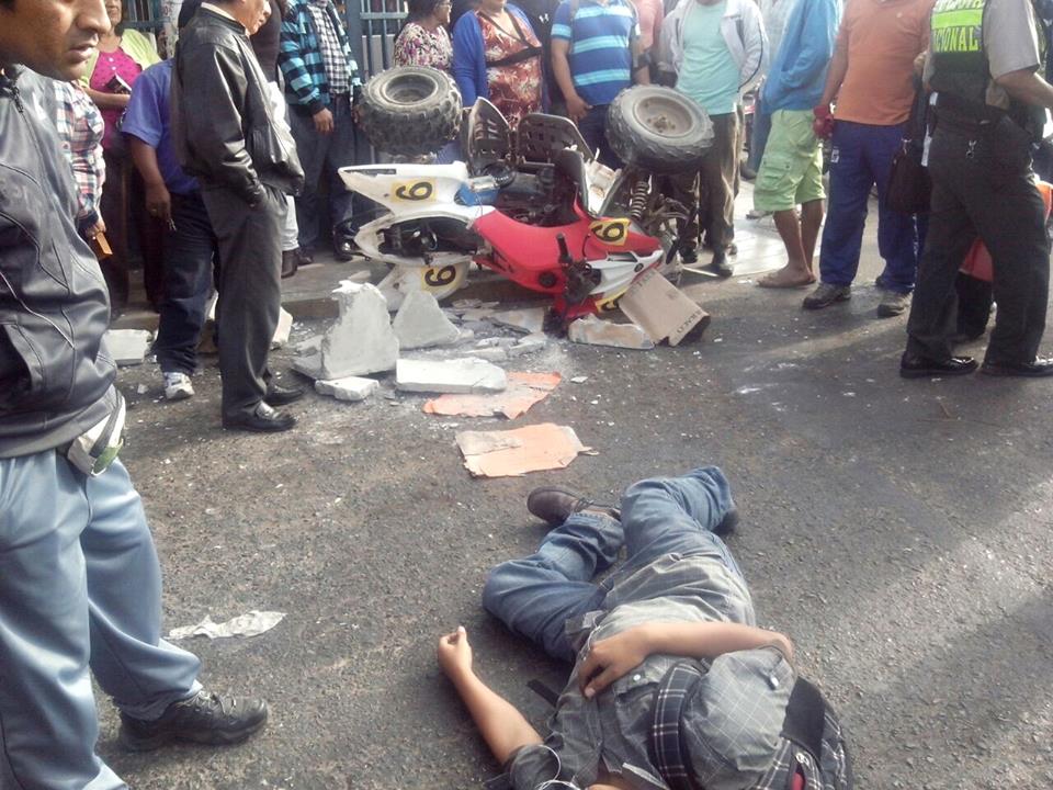 Motociclista se estrella contra mercancías que obstaculizaban pista