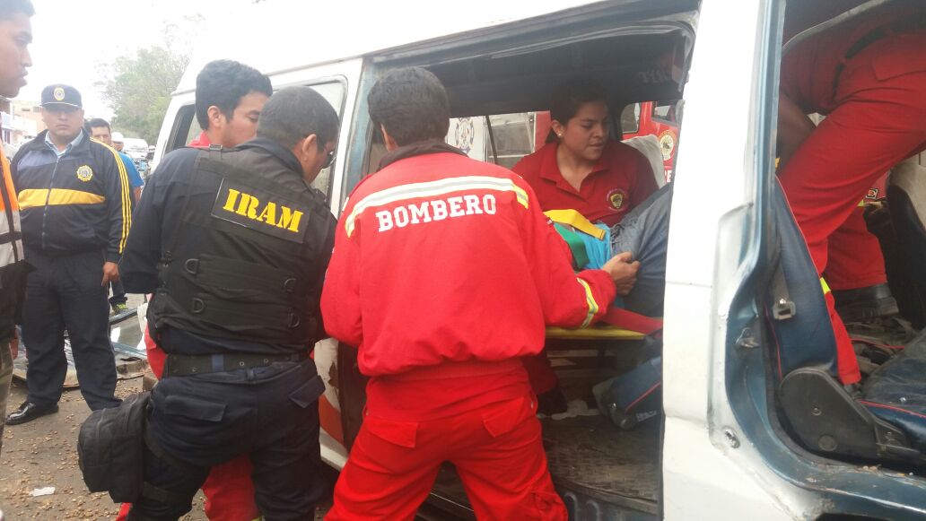 Trujillo: seis heridos dejó choque de combi contra árbol 