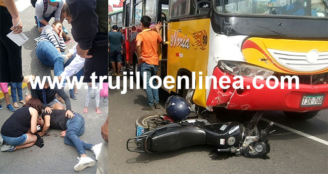 Micro se cruza la luz roja y casi mata a pareja de jóvenes