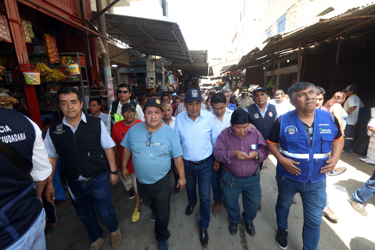 Comerciantes de mercado La Hermelinda se libran de cierre definitivo