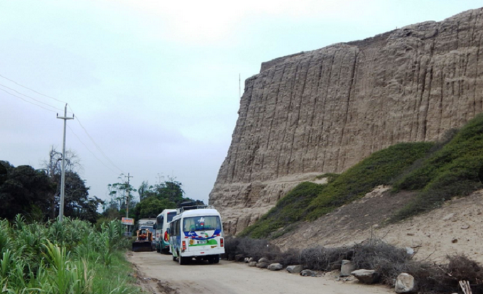 Paso de vehículos pone en riesgo a la Huaca del Sol y la Luna