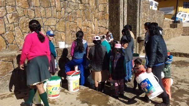 Pobladores de Huamachuco consumen agua de un manantial turístico