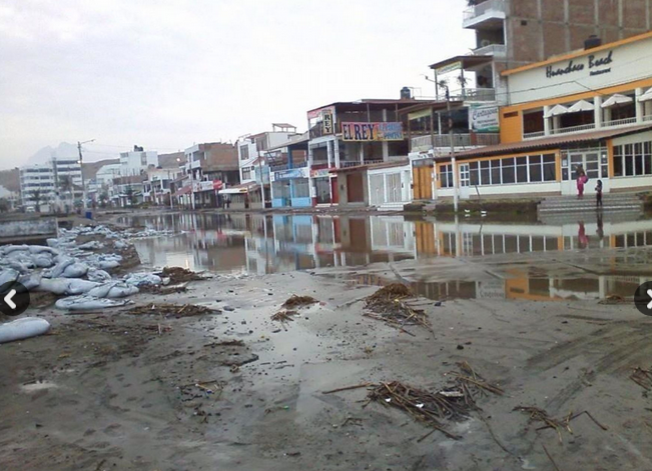 Población de Huanchaco atemorizada porque olas llegan hasta avenida La Rivera