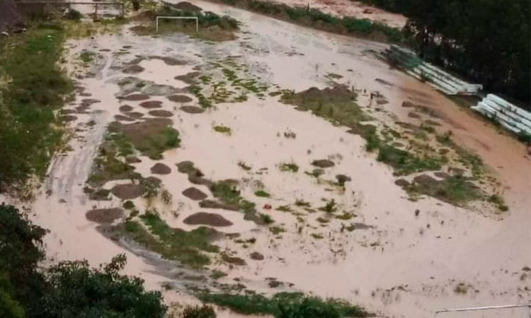Pataz: río Cajas se desborda tras 12  horas de lluvia e inunda estadio deportivo