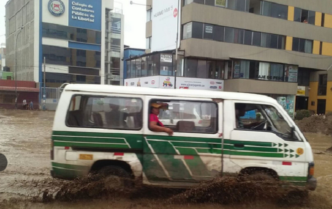 Paso de séptimo huaico por el centro de Trujillo puso en alerta a los trujillanos