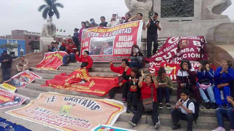 Huelga del Suter pierde fuerza en La Libertad, pero docentes no dejan de protestar