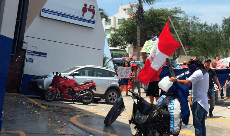 Lanzan huevos a frontis del Reniec y apalean a muñeco de César Acuña en Víctor Larco