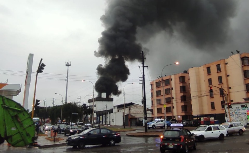 Almacén de llantas se incendia y genera zozobra en avenida Túpac Amaru