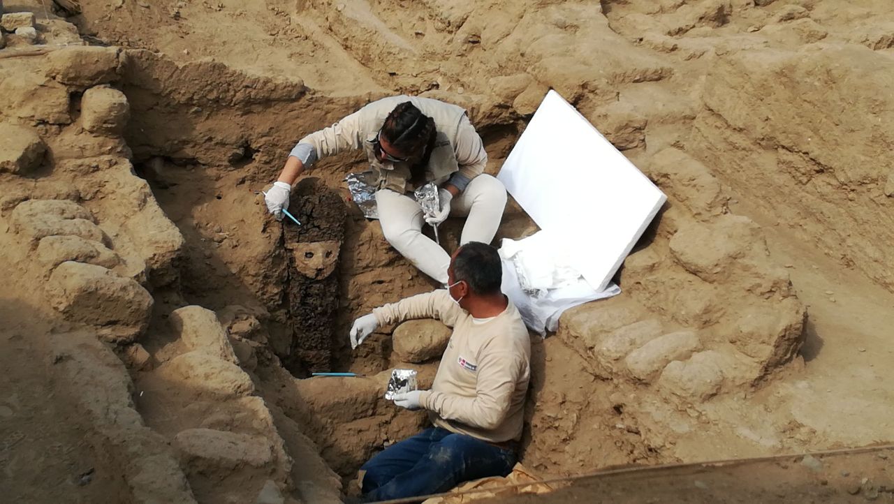 Encuentran ídolos de madera en el complejo más antiguo de Chan Chan