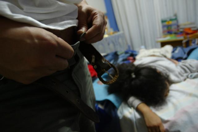 Sorprende a sujeto intentado violar a su esposa en su propia casa