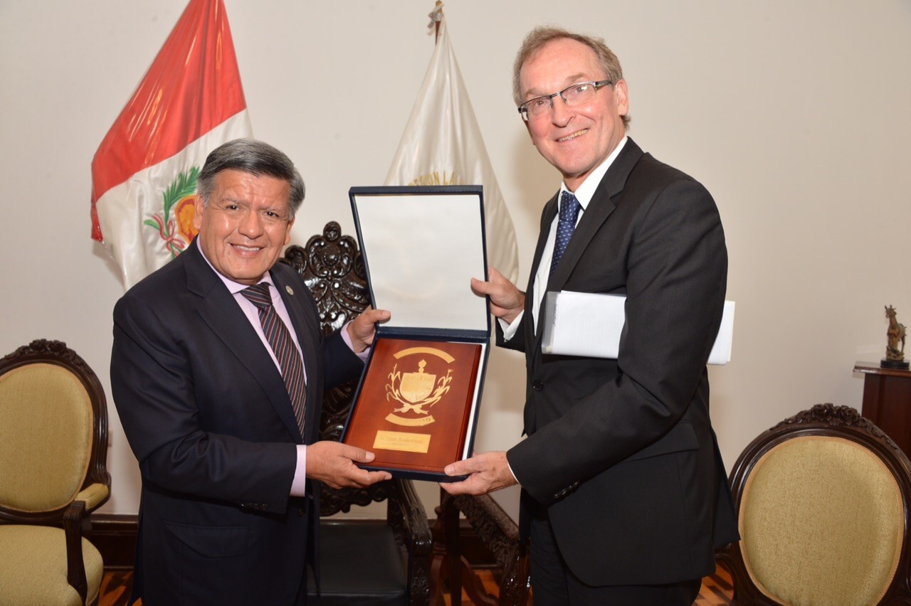 Acuña propone plantas de residuos sólidos para regiones