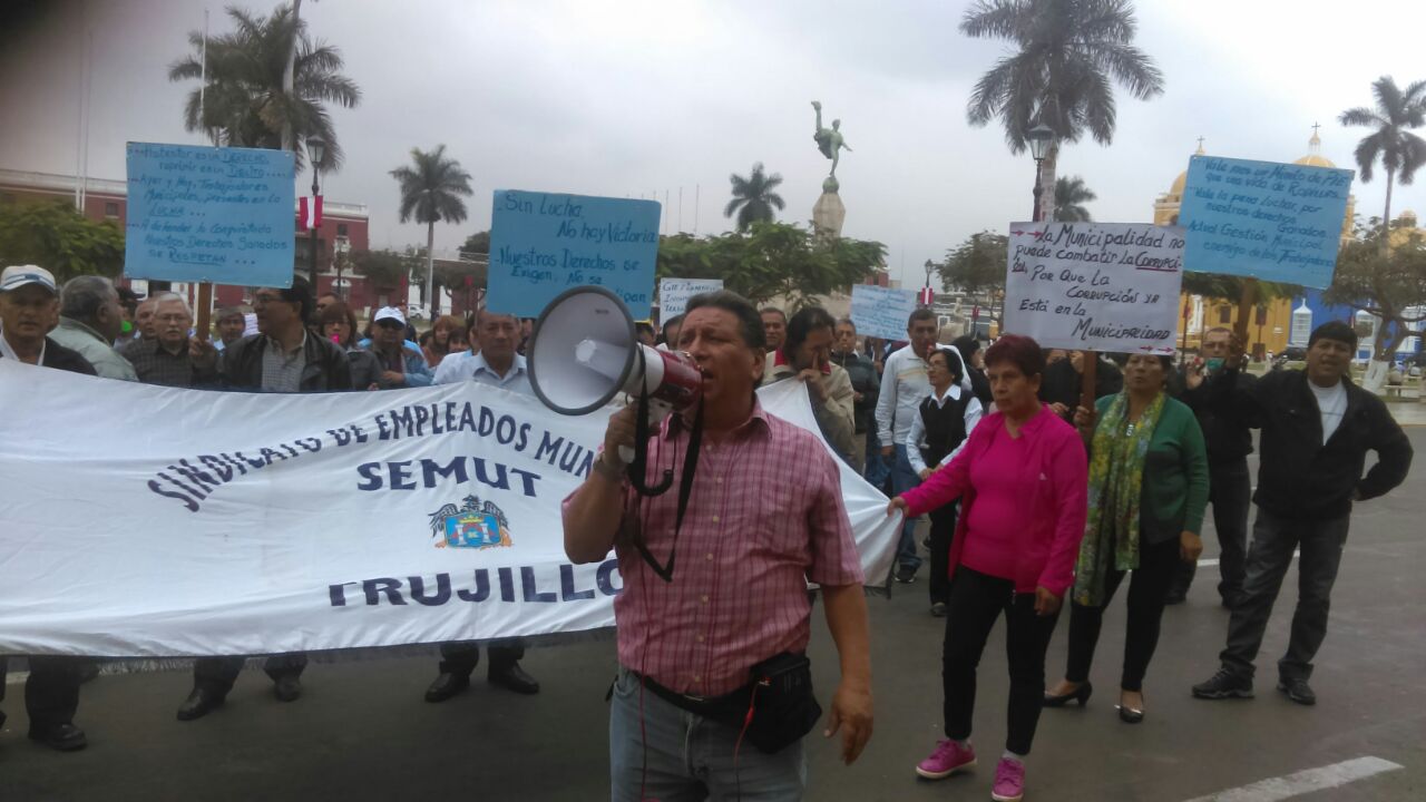 Empleados de la Municipalidad de Trujillo piden pago de bonos