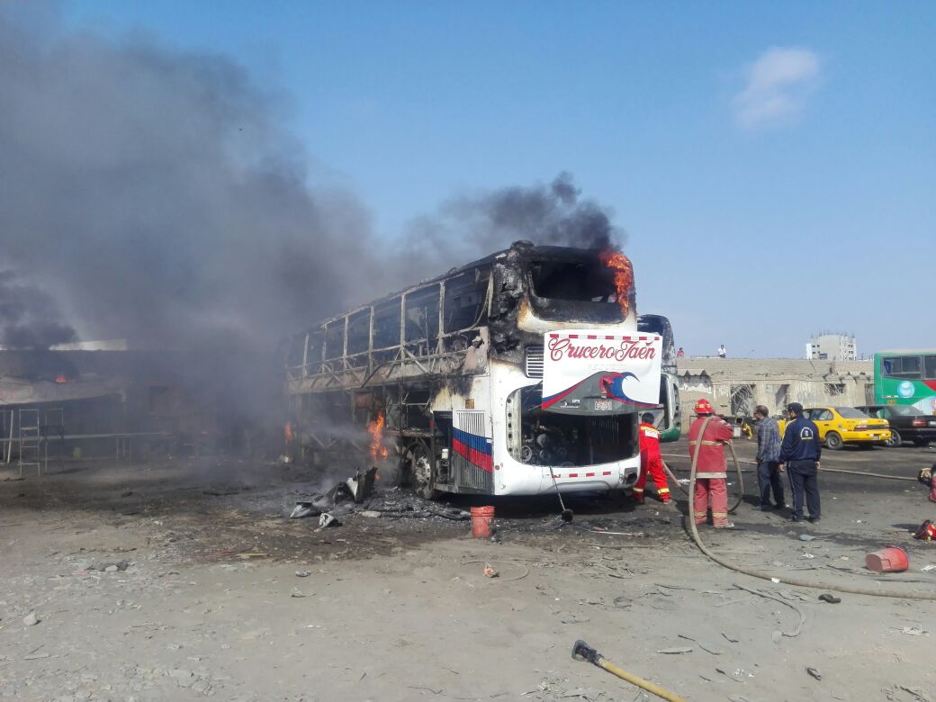 Trujillo: fuego consume a cenizas dos buses interprovinciales