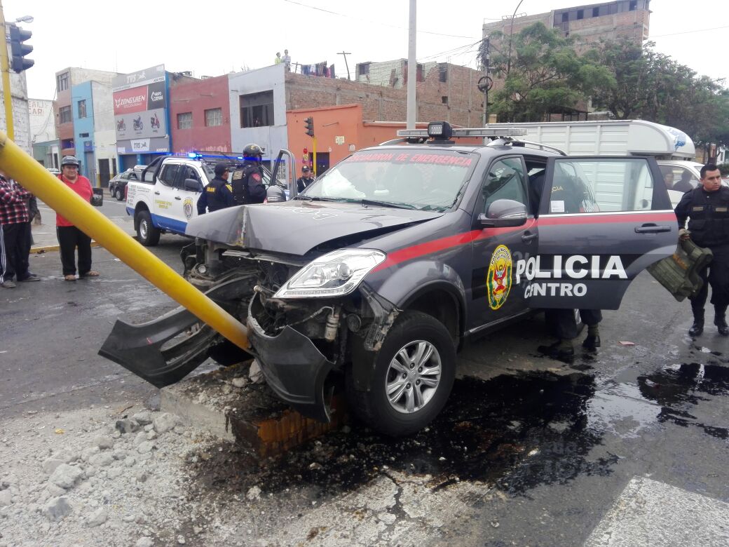 Trujillo:tres heridos tras violenta colisión de patrullero con un taxi 