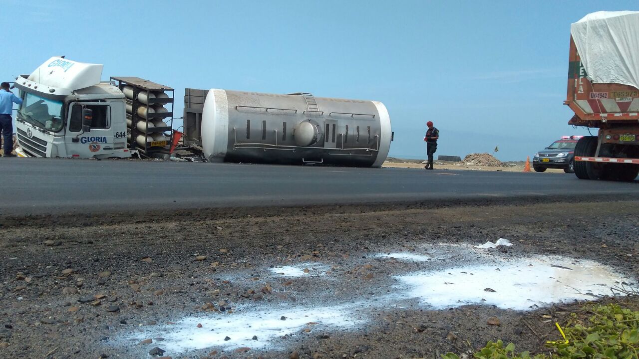 Trujillo: más de 18 toneladas de leche se pierden en volcadura de cisterna