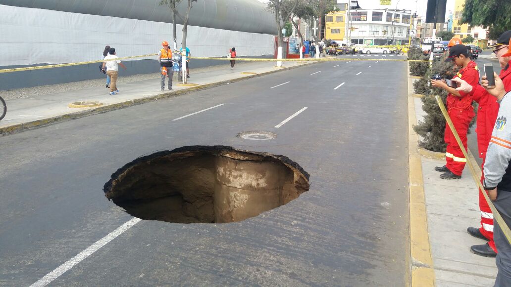 Enorme forado se formó en avenida España 