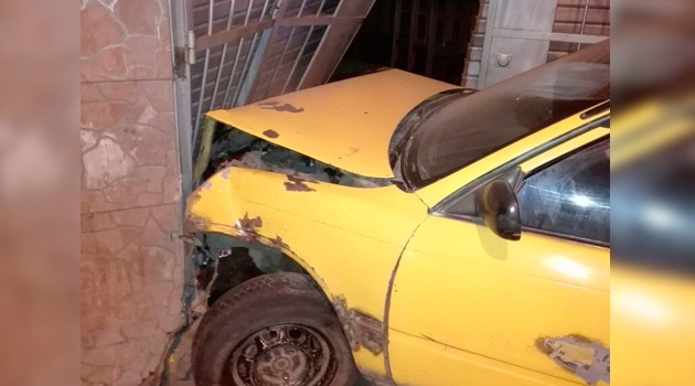 Trujillo: sujeto ebrio choca su vehículo contra casa