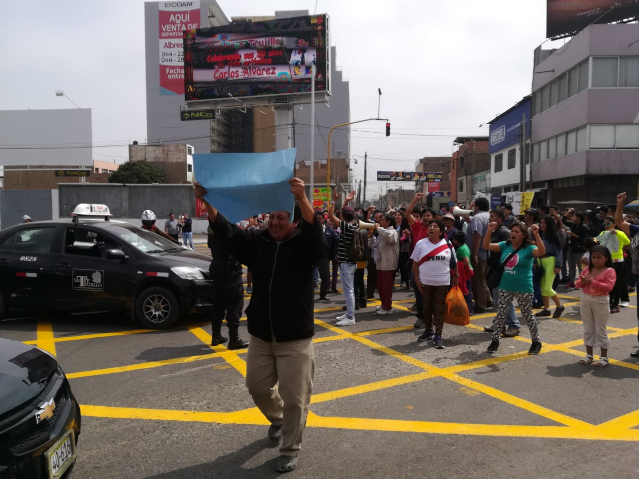 Ciudadanos acatan marcha contra incremento de pasajes en Trujillo