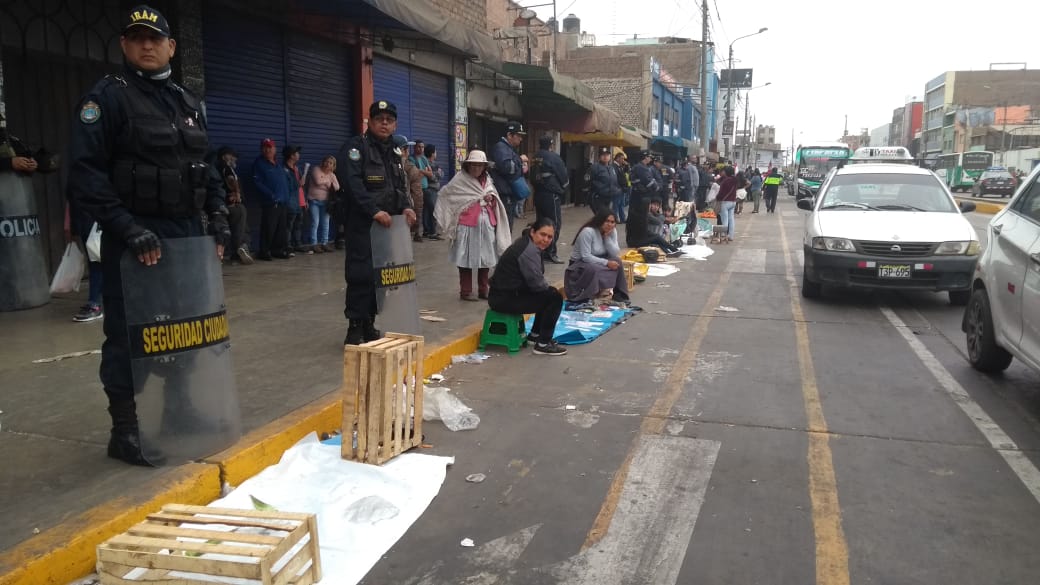 Trujillo: ambulantes lanzan tomates a la Policía para no ser sacados de las calles
