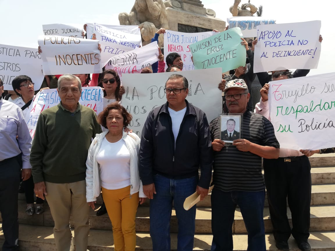 Familiares de policías de Escuadrón de la Muerte piden apoyo a ministro del Interior