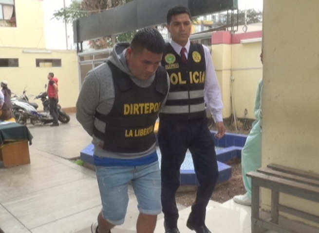 Detienen a sujeto con 50 stickers extorsivos en Alto Moche