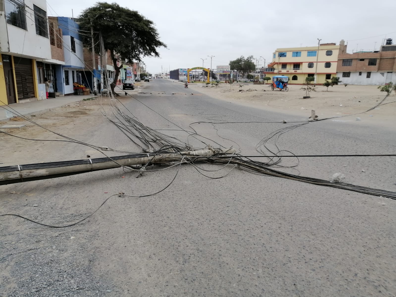 La Esperanza: bus derribó poste frente a mercado