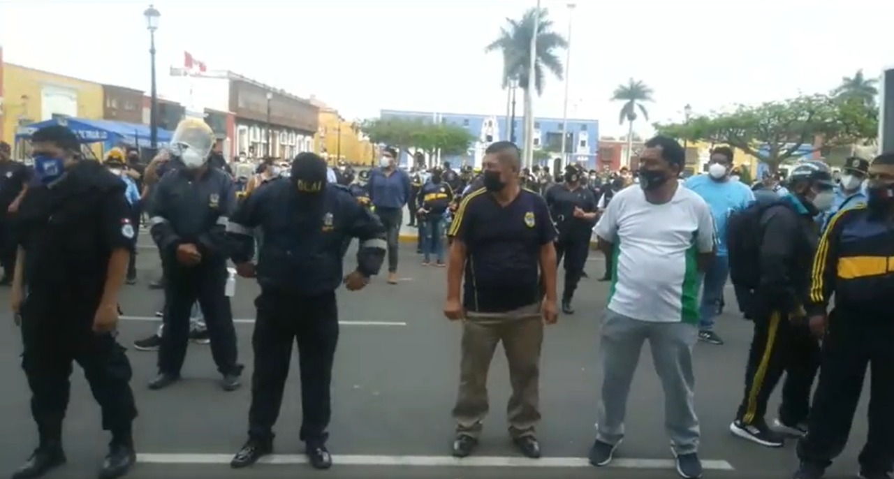 Serenos hacen plantón exigiendo vale de víveres y mejores implementos de seguridad