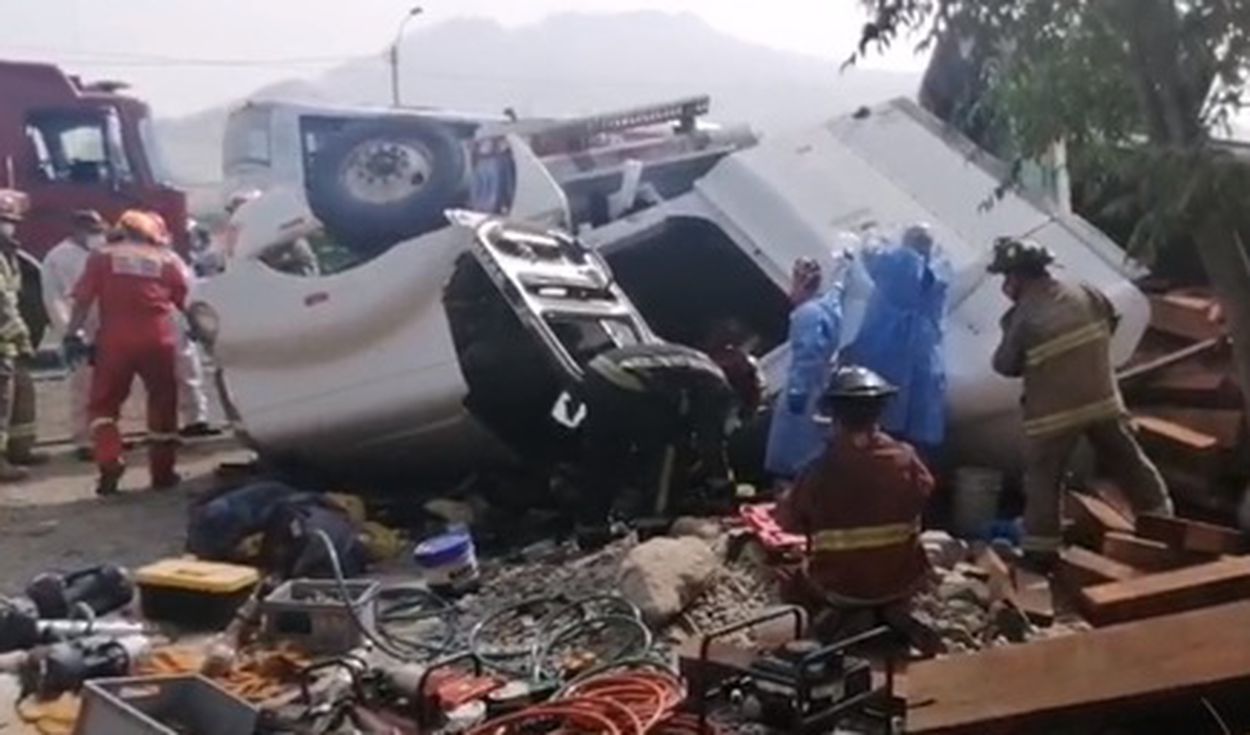 Moche: tráiler con cargamento de madera se desploma y chofer queda atrapado 