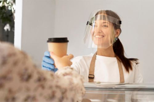 Protector facial obligatorio: cómo limpiarlo y mantenerlo en buen estado